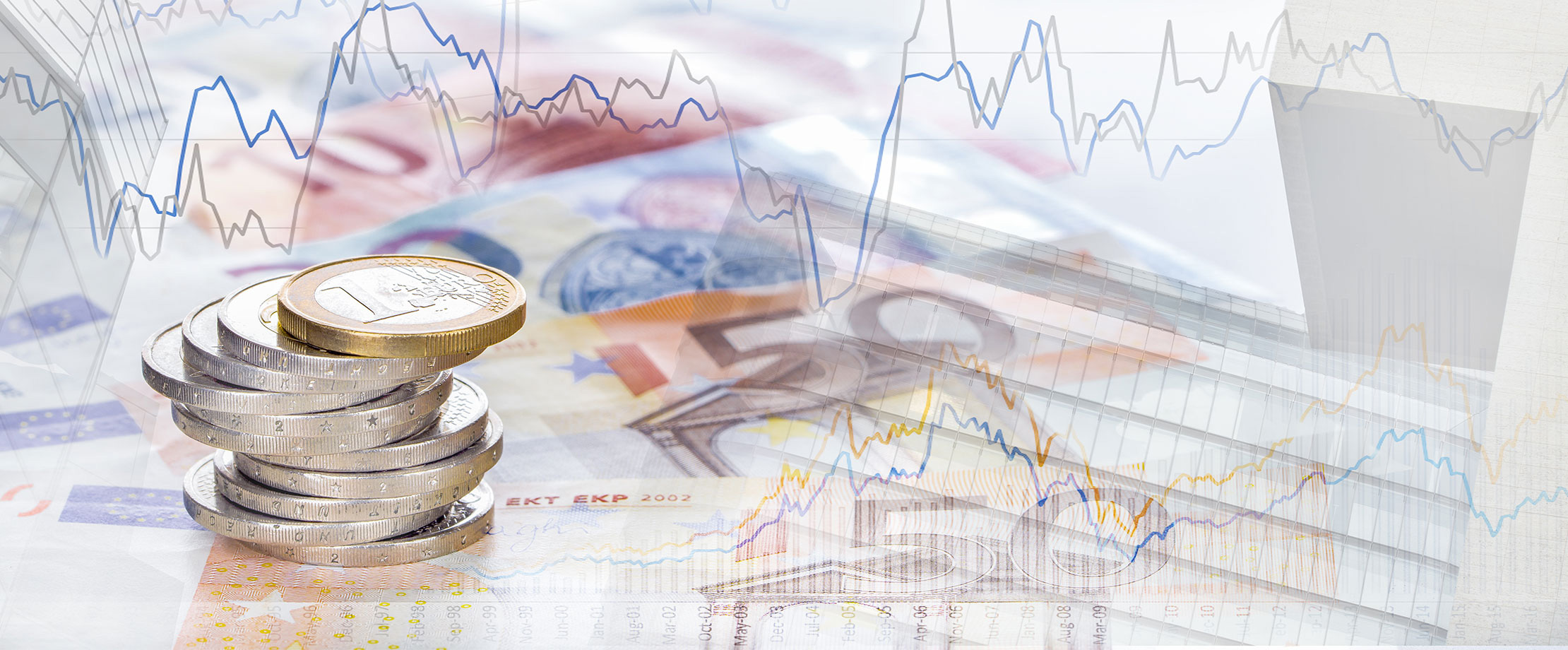 Auf einem weißen, glatt polierten Tisch liegt ein Münzstapel. In der Tischplatte spiegeln sich Geldscheine und im Hintergrund sind Aktienkurse zu erkennen.