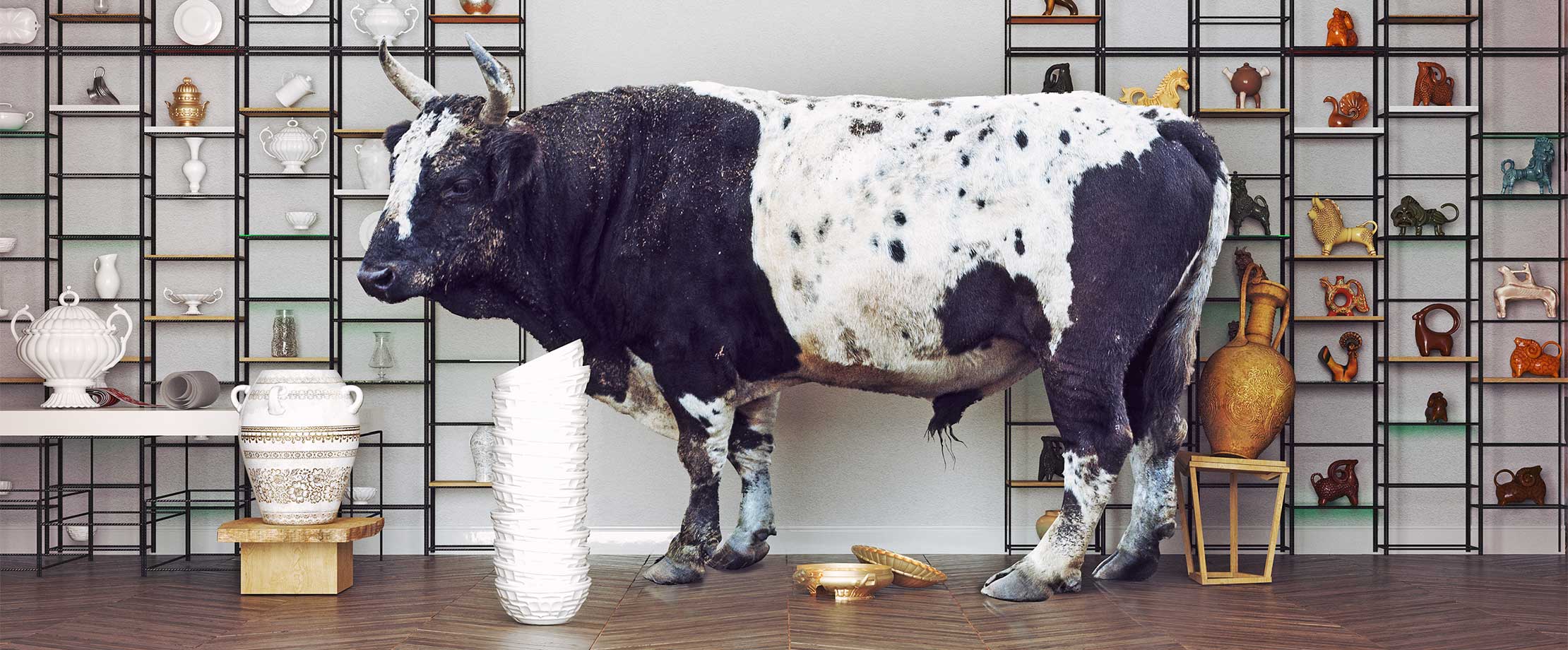 Ein mächtiger Bulle steht in einem Geschäft mit Porzellanwaren